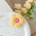 Vista macro del supporto per telefono a forma di fiore panna su un piatto decorativo - Fiore Giallo