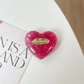 Dettaglio del supporto per telefono a cuore glitterato con logo dorato su rivista - Supporto a Cuore 3D - Foglia d'argento Inglese - Rosso Rosa