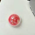 Nahaufnahme einer halbkugelförmigen Handyhalterung mit rosa und roten Herz-Pailletten - Wassermelonenrot