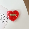 Détail d'un support de téléphone cœur pailleté rouge avec incrustation dorée - Support Coeur 3D - Feuille d'argent Anglais - Rouge