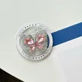 Gros plan d'un support de téléphone papillon en cristal rose avec gravure décorative - Rose