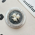 Handy-Gripsockel mit schwarzer Litschi-Basis, weißen Perlen und funkelnden Straßsteinen - Magnetischer Stil (Perlenblume) / Grau