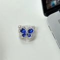 Detailaufnahme der Strass-Schmetterling Handyhalterung mit blauen Kristallen und Steinen - Transparenter Sternenhimmel Schmetterling - Saphirblau
