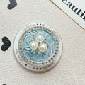 Handy-Gripsockel mit Perlenblume, Strass und Gravur Gift For You auf hellblauem Leder - Magnetischer Stil (Perlenblume) / Blau