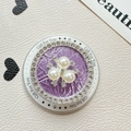 Lila Handy-Halterung mit Perlenblume, Strasssteinen und Gift For You Aufschrift - Magnetischer Stil (Perlenblume) / Lila