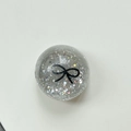 Dettaglio macro del supporto per telefono con paillettes argento e fiocco nero - Supporto Sfera di Cristallo-Pois Glitter Fiocco Nero / Nero