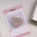 Détail d'un support de téléphone en forme de cœur avec paillettes roses et résine - Support Coeur Époxy Fragment de Coeur - Multicolore