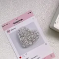 Vue détaillée des paillettes argentées dans le support de téléphone en forme de cœur - Support Coeur Époxy Paillettes - Point - Argent