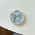 Detail of light blue pleated cell phone grip with silver bow and sparkling rhinestones - Transparent Stand - Bowknot / Blue