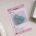 Gros plan du support de téléphone cœur à paillettes bleues avec des détails brillants - Support Coeur Époxy Paillettes - Bleu Haute Brillance
