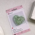 Vue détaillée du support de téléphone cœur avec paillettes vertes et résine - Support Coeur Époxy Paillettes - Vert Haute Brillance