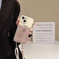 Dettaglio custodia iPhone a tracolla con portacarte a scacchi beige e cinturino in pelle - iPhone 7/8/SE 2020 / Albicocca
