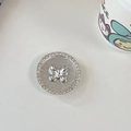 Macro del supporto per telefono a farfalla argentato con strass su sfondo bianco - Supporto Trasparente-Strass Perla-Farfalla Cicciottella-Argento