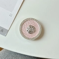 Makroaufnahme einer strassbesetzten Blumen-Handyhalterung mit rosa Faltenstruktur - Transparenter Airbag-Ständer (Silberne Kamelie) / Rosa