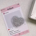 Détail macro du support de téléphone en forme de cœur avec résine pailletée et sequins argentés - Support Coeur Époxy Paillettes - Cristal Concassé