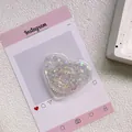 Gros plan d'un support de téléphone cœur avec paillettes colorées et sequins brillants - Support Coeur Époxy Paillettes - Iridescent