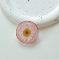 Dettaglio del supporto per telefono in resina fatto a mano con vera margherita bianca e rosa - Rosso Nuvola Scintillante (Supporto Trasparente-Anello d'Oro Vero Fiore Margherita)