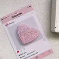 Vue rapprochée du support de téléphone en forme de cœur avec paillettes roses et mauves - Support Coeur Époxy Paillettes - Point - Rose Laser