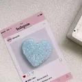 Détail macro du support de téléphone cœur à paillettes bleues sur une carte de style - Support Coeur Époxy Paillettes - Point - Bleu Laser