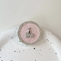 Detalle de soporte para móvil de cereza con pedrería y textura de cuero rosa suave - Soporte Transparente - Diamantes Perlados - Cereza Diamante Blanco / Rosa