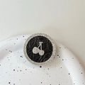 Detalle del soporte para móvil de cereza con diamantes de imitación sobre cuero negro - Soporte Transparente - Diamantes Perlados - Cereza Diamante Blanco / Negro