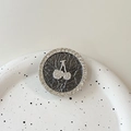 Detalle de un soporte circular para móvil de cereza con diamantes y textura de cuero - Soporte Transparente - Diamantes Perlados - Cereza Diamante Blanco / Gris