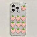 Detailansicht der 3D-Erdbeer-Anhänger auf einer glitzernden iPhone-Hülle in Rosa - Rosa Erdbeere / iPhone 16e