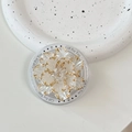 Detail van een bloemvormige telefoonhouder met witte bloemblaadjes en gouden rand - Goud Wit Schelpbloem