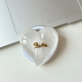 Nahaufnahme der weißen Herz MagSafe Handyhalterung mit goldenem Smile Schriftzug - Magnetisches großes schiefes Herz Glitzer Gold Smile / Weiß