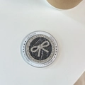 Dettaglio del supporto per telefono con fiocco di strass e scritta Gift For You - Grigio