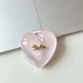 Detail eines rosa Glitzer-Herz-Handyhalters mit goldenem Smile-Inlay auf Laptop-Oberfläche - Magnetisches großes schiefes Herz Glitzer Gold Smile / Rosa
