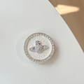 Detalle del soporte para móvil plateado con pedrería, logotipo de Saturno y textura de cuero - Soporte Transparente-Diamante de Imitación Perla-Planeta-Blanco