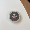 Detail einer glitzernden Planeten-Handyhalterung mit rosa Edelstein und Marmor-Textur - Rosa Strass Planet - Grau