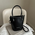 Bolso cubo minimalista de cuero PU negro con logo FASHION y correa ajustable - Negro