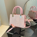 Bolso de mano rosa de cuero con relieve de rosas, asa trenzada y correa larga ajustable - Rosa