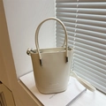 Sac seau minimaliste en cuir beige avec poignées et bandoulière réglable pour femme - Blanc