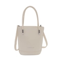 Bolso tipo cubo beige minimalista con estampado de moda y correa ajustable en fondo blanco - Blanco
