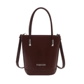 Bolso tipo cubo burdeos estructurado con asa y correa ajustable en piel sintética brillante - Marrón Oscuro