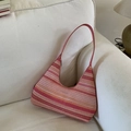 Detail der rosa gestreiften Webstruktur und des Stoffes dieser modischen Hobo-Tasche - Rosa