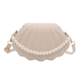 Borsa a tracolla a conchiglia color crema con manico di perle e dettagli dorati su bianco - Bianco