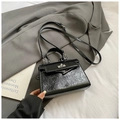 Sac à main trapèze noir brillant avec texture plissée et fermoir pivotant argenté - Noir sans Pendentif