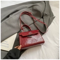 Sac Kelly chic en cuir verni bordeaux avec fermoir argenté et bandoulière amovible - Rouge (Sans Pendentif)