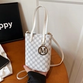 Bolso bandolera pequeño blanco vintage con estampado de monograma gris y colgante de metal - Blanco