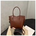 Detalle de bolso cubo de cuero PU marrón con letras FASHION y herrajes dorados finos - Marrón Oscuro