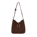 Detailansicht der braunen Bucket Bag mit weißen Nähten und goldener Metallringschnalle - Braun