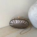Pochette da sera a conchiglia color bronzo metallizzato con chiusura a perla - Marrone