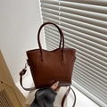 Bolso tote marrón de piel sintética con relieve FASHION y borde ondulado para diario - Marrón Oscuro