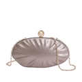 Elegante abendtasche in muschelform in champagnergold mit perlenverschluss und kette - Braun