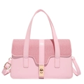 Bolso bandolera rosa con solapa tejida y cierre cuadrado dorado en fondo blanco - Rosa