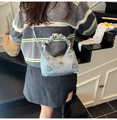 Nahaufnahme hellblaue Jeans-Handtasche mit silbernen Schmetterlingen und Faltenriemen - Hellblau